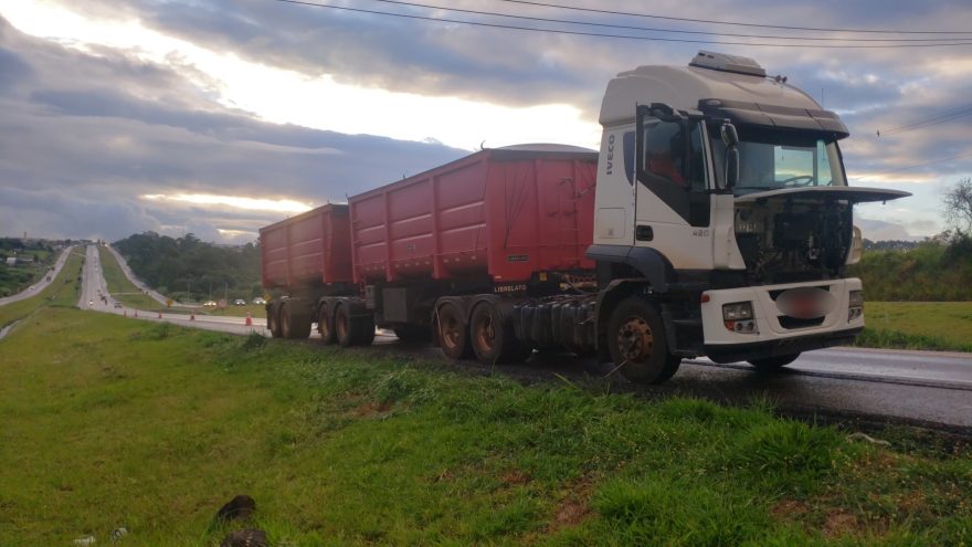 Bitrem apresenta problemas mecânicos e fica parado na BR-277
