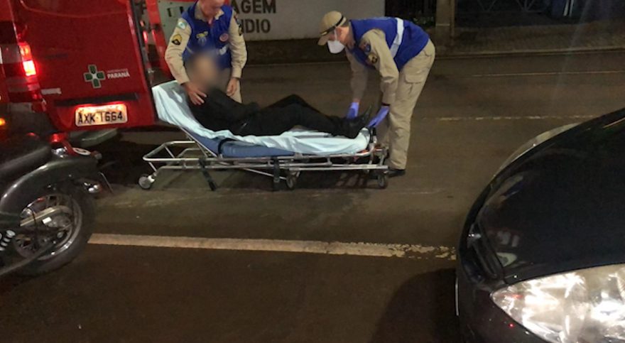 Motociclista que teria sido ‘fechado’ por carro sofre queda na Rua Erechim, no Centro