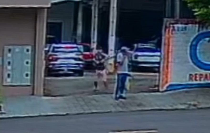 Imagens fortes: vídeo mostra agressor utilizando pá para atingir vítima por trás