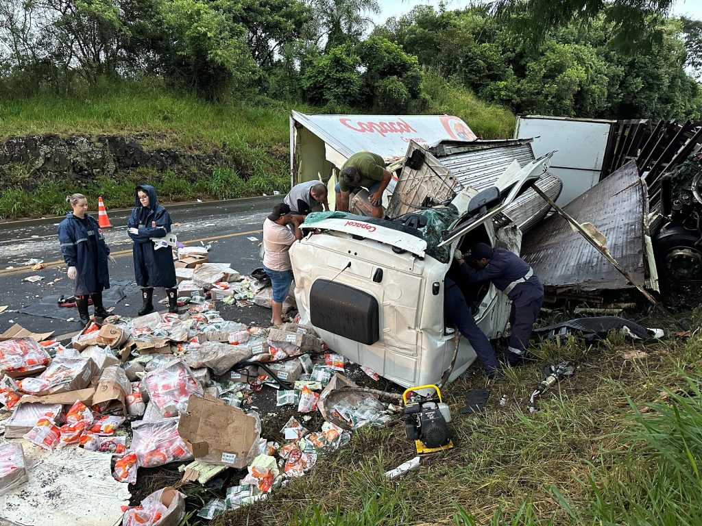 Choque contra árvore deixa motorista de caminhão preso nas ferragens em Candói