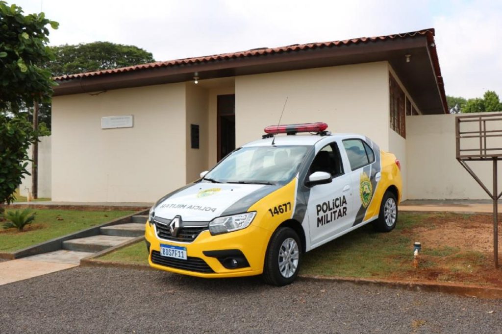 Dupla armada invade residência, rende família e rouba veículo em Maripá