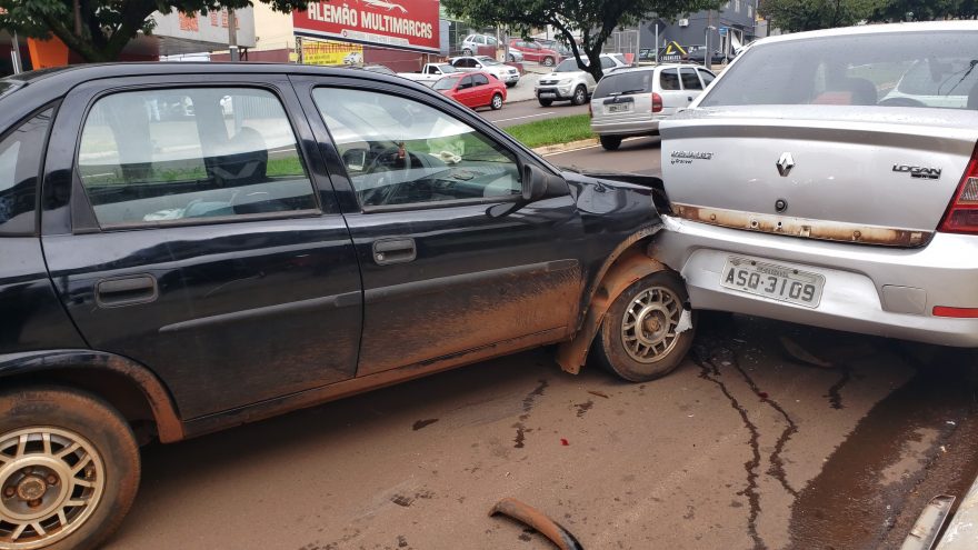 Três veículos se envolvem em colisão na Avenida Rocha Pombo