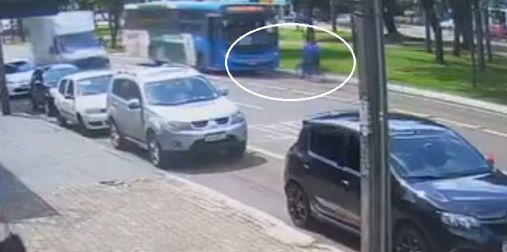 Câmera flagra triciclo colidindo em ônibus na Avenida Brasil