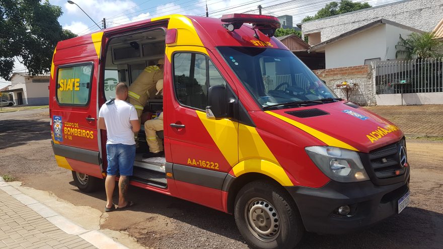 Homem é socorrido pelo Siate após cair da escada enquanto fazia reparos no telhado