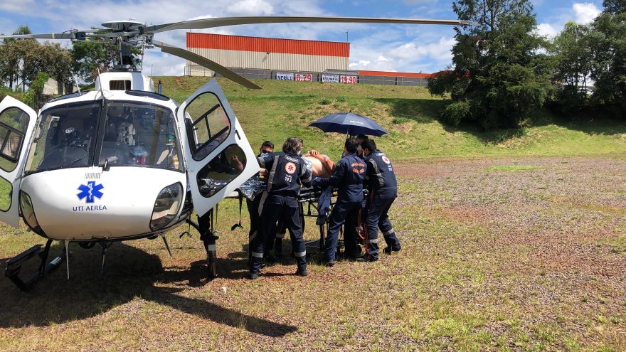 Em estado grave, vítima de capotamento em Vera Cruz é trazida de helicóptero para Cascavel
