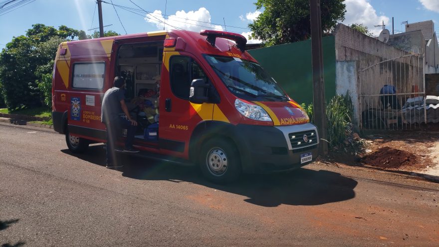 Mulher fica ferida ao pisar em buraco na calçada no Bela Vista
