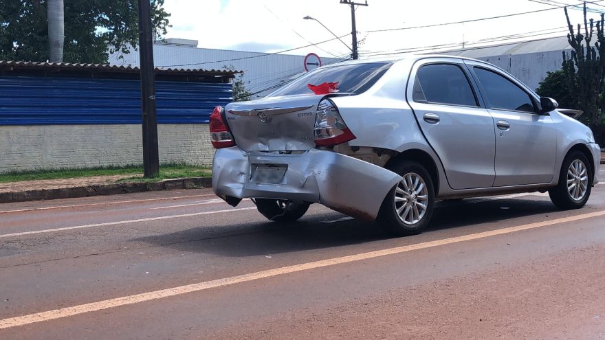 Colisão entre três veículos é registrada na rua São Paulo