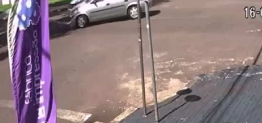 Veja o momento da colisão que deixou idosa ferida na Rua Nereu Ramos