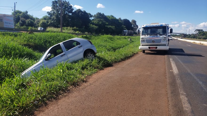 Palio fica preso em barranco às margens da PRc-467 após saída de pista