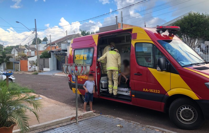 Menina sobe na máquina de lavar roupas e fica ferida após o vidro da tampa estourar