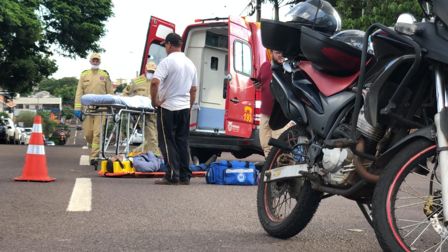 Homem cai de moto no Centro e fica ferido