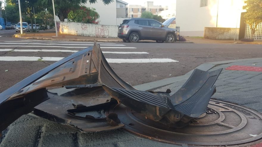 Jeep e HB20 batem em cruzamento no Centro