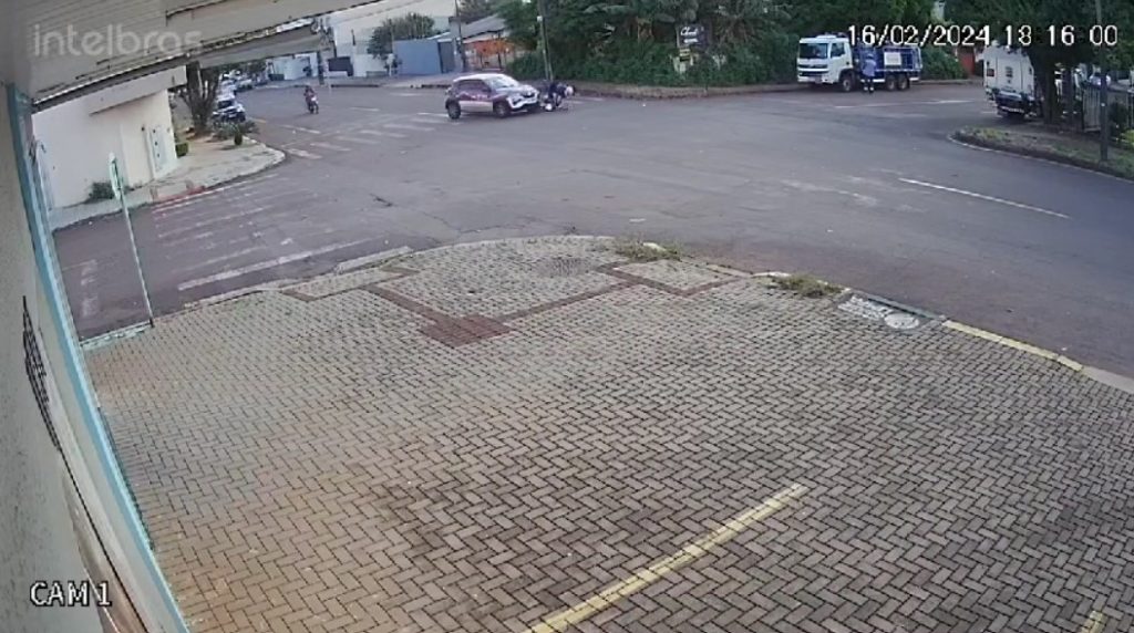 Câmera flagra acidente entre carro e moto no Bairro Parque São Paulo