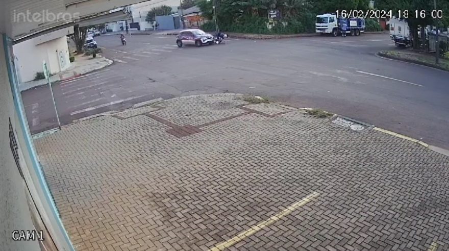 Câmera flagra acidente entre carro e moto no Bairro Parque São Paulo