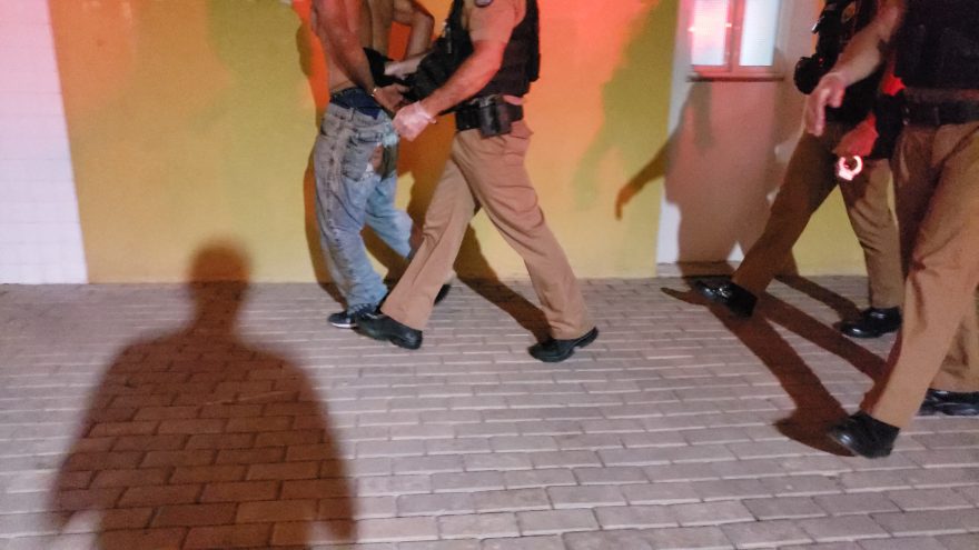#Revoltado: homem tenta tomar arma de policial, vai preso e quebra viatura durante transporte