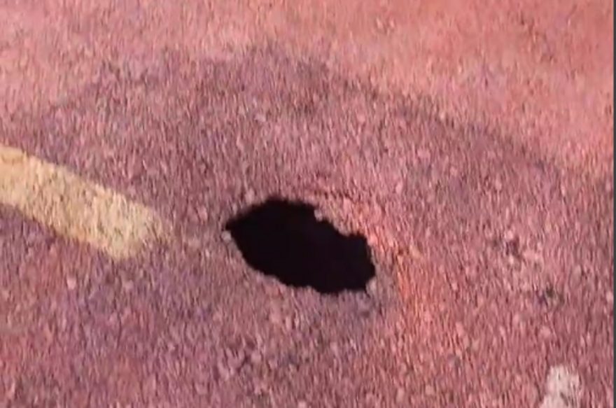 Internauta quase cai em cratera na ciclovia na lateral da BR-277 em Cascavel