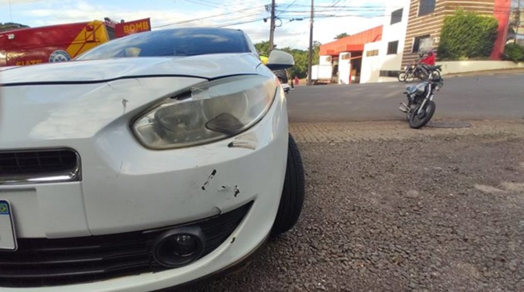 Dois ficam feridos em acidente envolvendo carro e moto em Francisco Beltrão