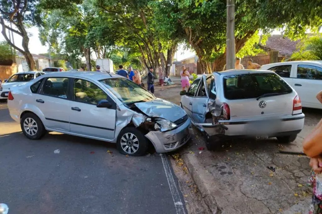 Condutor idoso fica ferido após colidir em dois carros estacionados em Umuarama