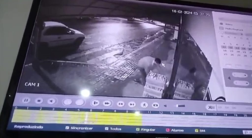 Câmera de segurança flagra ladrão furtando hortifruti em supermercado