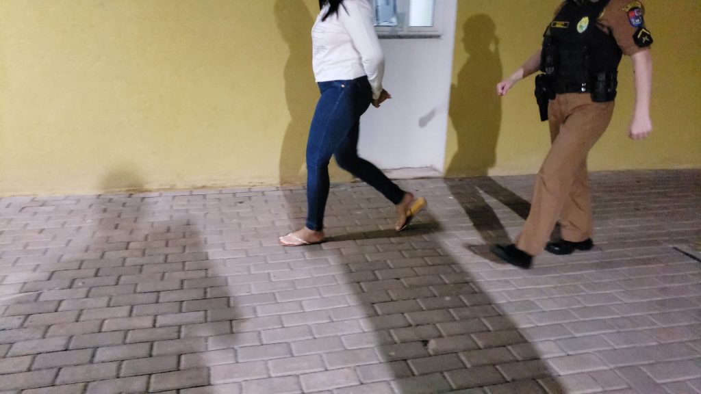 Mulher é detida por envolvimento com o tráfico de drogas no Sanga Funda