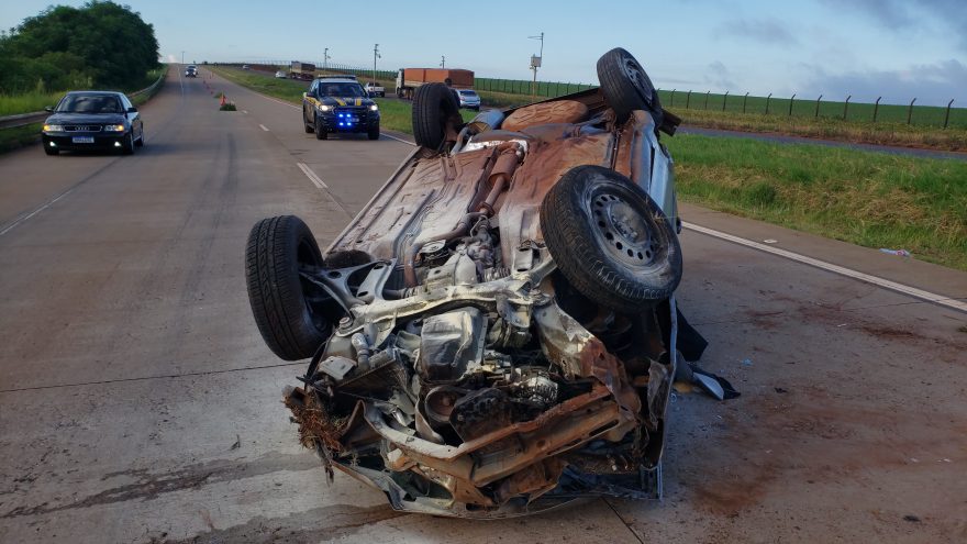 Capotamento deixa jovem ferido na rodovia BR-163