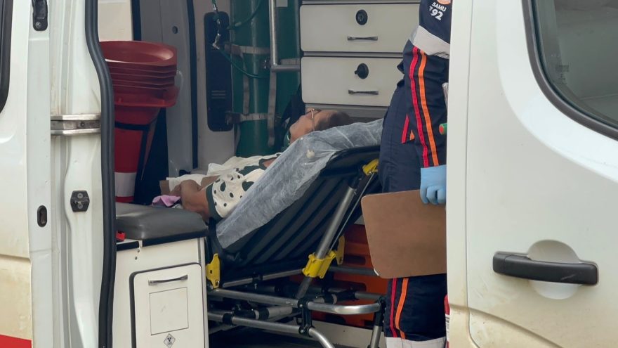 Durante faxina, mulher quebra o braço ao cair de cadeira