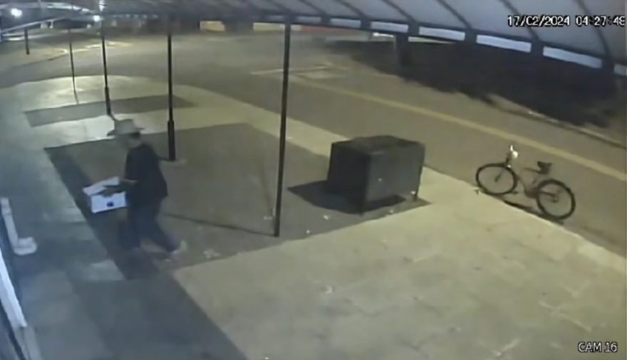 Mais um flagrante! Câmera mostra homem abandonado filhote de cachorro em frente a Petshop