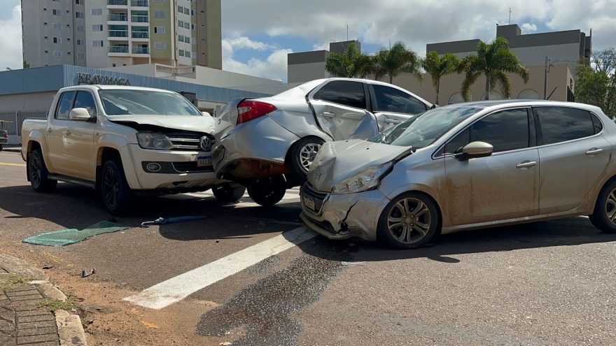 Três veículos se envolvem em forte colisão na Rua Paraná