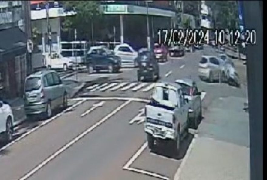 Vídeo mostra forte colisão entre Peugeot e Ford Ka na Rua Paraná; veículos também bateram contra Amarok