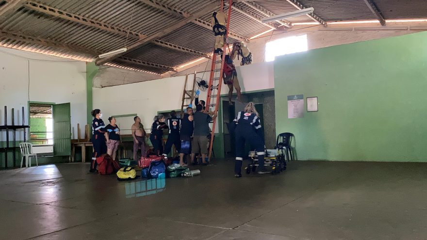 Resgate em altura: Trabalhador cai de telhado, para em superfície elevada e precisa ser socorrido