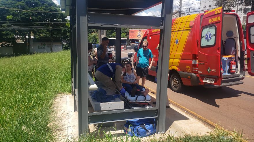 Motociclista fica ferida após colisão entre Fiat Mobi e Honda CG na Rua Manaus
