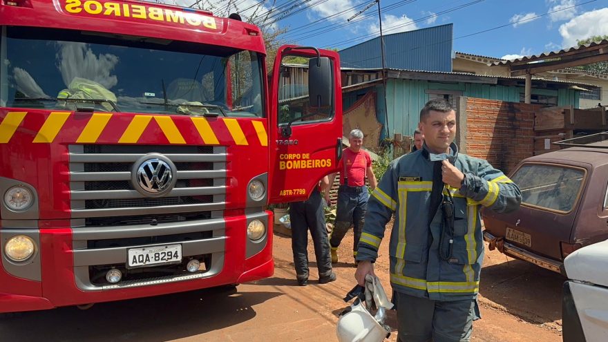 Por pouco! Incêndio inicia em colchão e quase espalha para residência de madeira no Interlagos