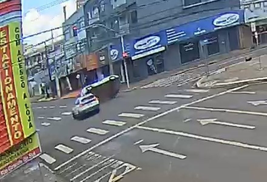 Vídeo mostra carro atravessando sinal vermelho e capotando após colisão com Nivus