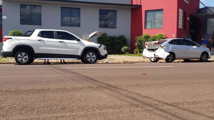 Motorista de Toro passa mal no volante e bate na traseira de Yaris estacionado