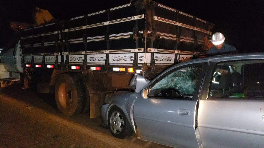 Corsa vai parar embaixo de caminhão em acidente na BR-277