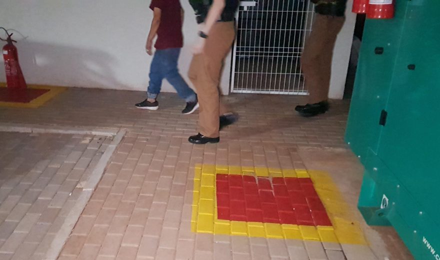 Mulher é presa após invadir residência e agredir adolescente com autismo