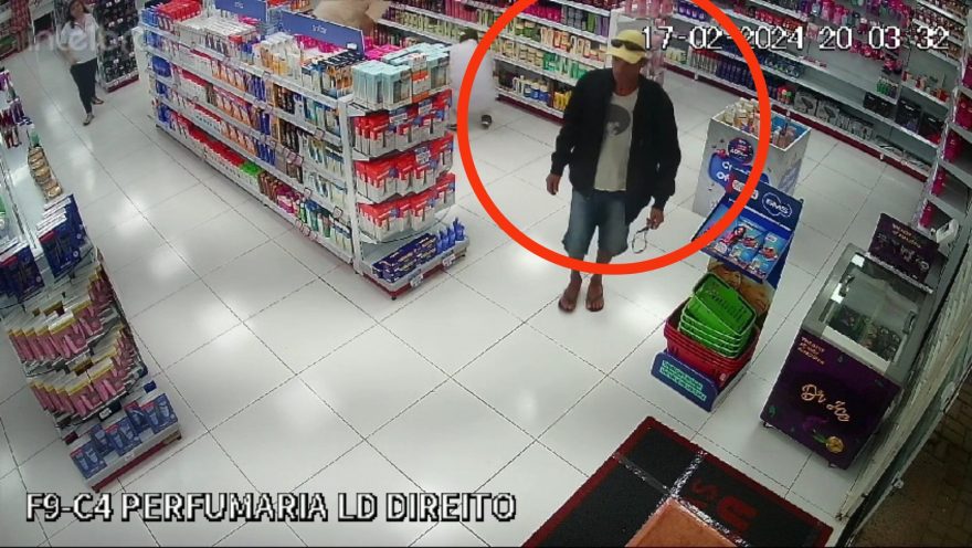 Imagens mostram furto de prancha de cabelo em farmácia no Centro