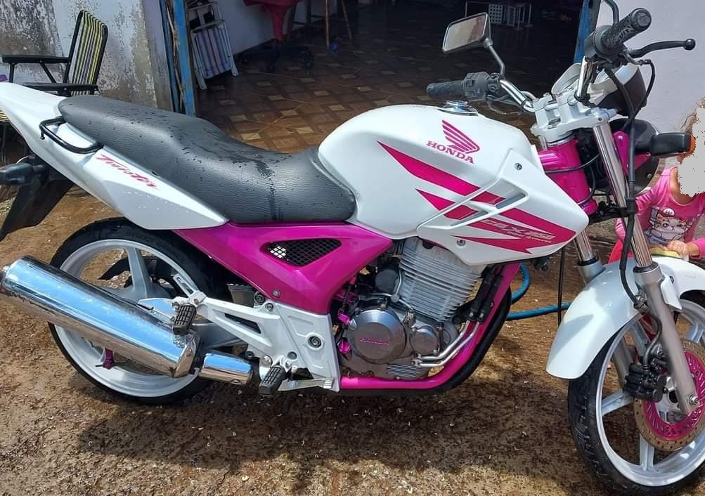 Honda Twister foi furtada na Rua Europa, no Bairro Periolo