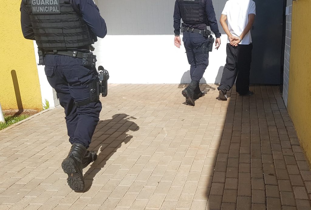 Adolescente pilotando moto furtada é apreendido pela GM no Bairro Periolo