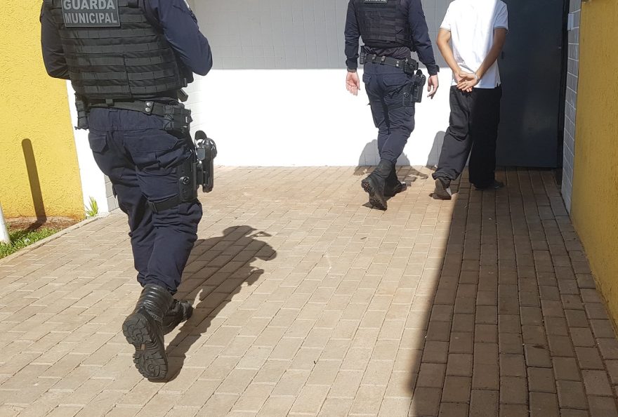 Adolescente pilotando moto furtada é apreendido pela GM no Bairro Periolo