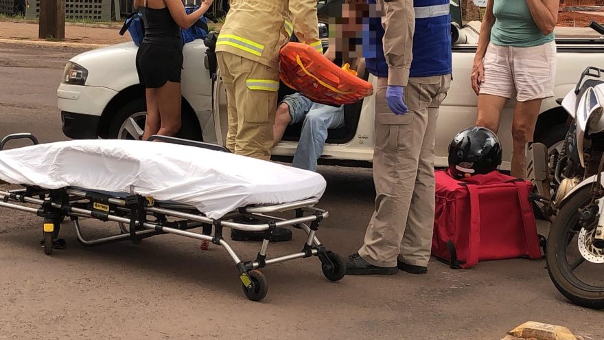 Homem fica ferido após colisão entre moto e Saveiro na Avenida Brasil