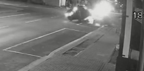 Câmera flagra Astra tombando após atingir Gol estacionado na rua Manaus