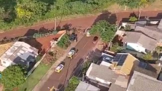 Imagens aéreas mostram PM recuperando Golf que estaria ocupado por indivíduos armados no Santa Cruz