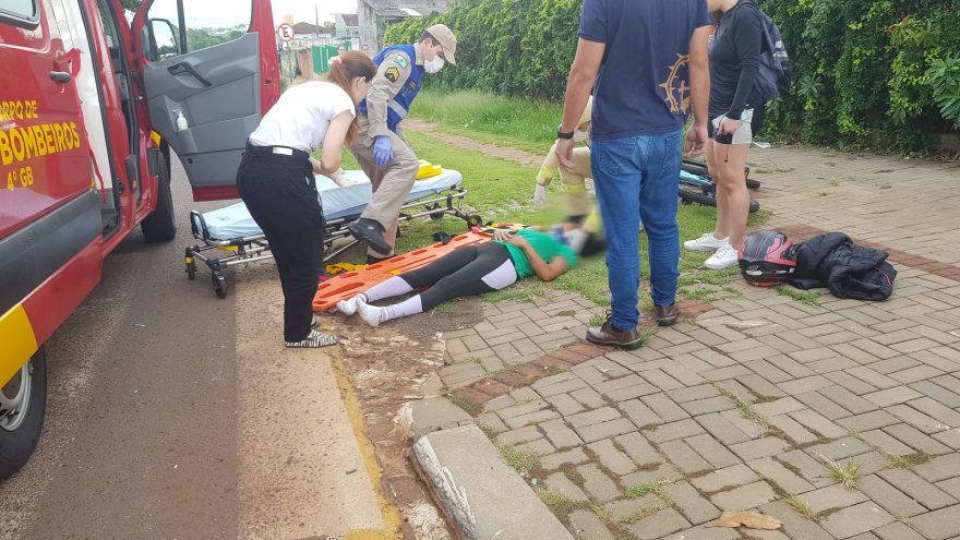 Mulher fica ferida após colisão entre carro e moto atrás da rodoviária em Cascavel