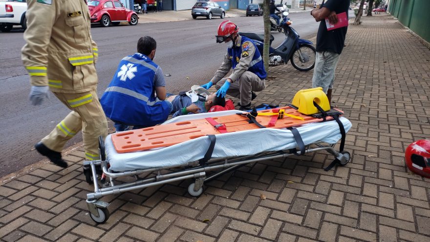 Corsa e Honda Biz se envolvem em colisão na Rua Barão do Cerro Azul e motociclista fica ferido