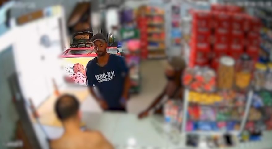 Vídeo mostrar suspeito de furtar cartão pagando conta em mercearia