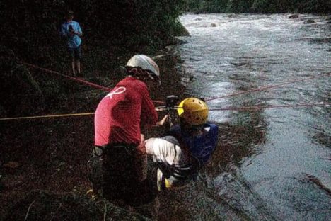 Imagem referente a Bombeiros usam tirolesa para resgatar 16 pessoas de trilha no Litoral do Paraná