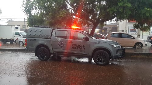 Foragido da Justiça tenta fugir de abordagem da Rotam e é contido por policiais Imagem referente a Foragido da Justiça tenta fugir de abordagem da Rotam e é contido por policiais