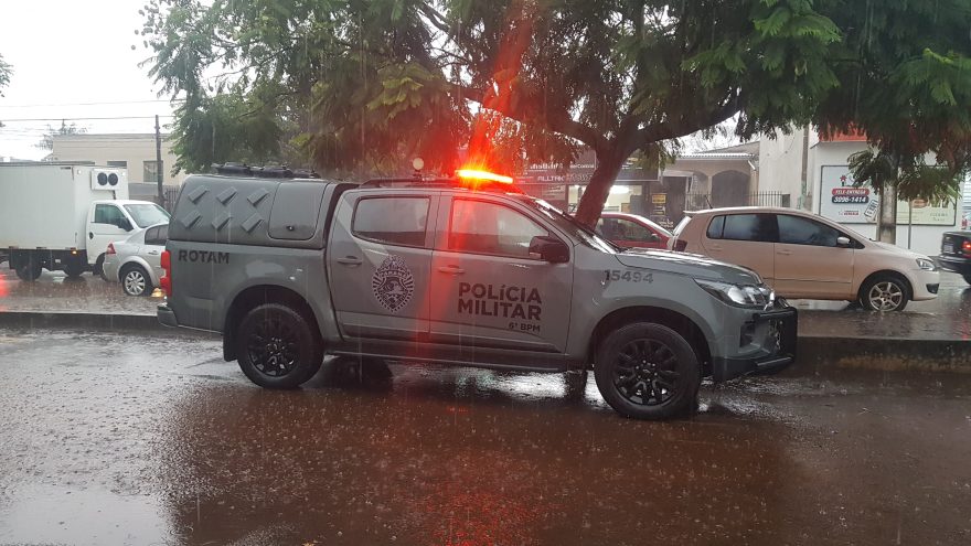 Foragido da Justiça tenta fugir de abordagem da Rotam e é contido por policiais