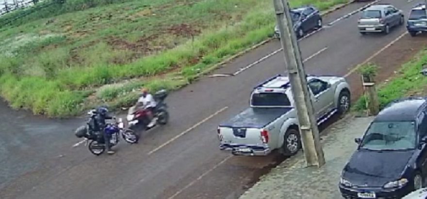 Câmera flagra motociclistas se embolando em acidente na Rua Rio da Paz